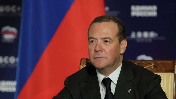 Медведев - Зеленскому: "Молодому "петушку" стоило бы послушать "ястреба""