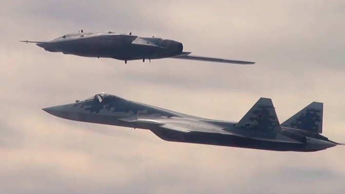 Российский ударный дрон "Охотник" применил на испытаниях управляемые ракеты от Су-57