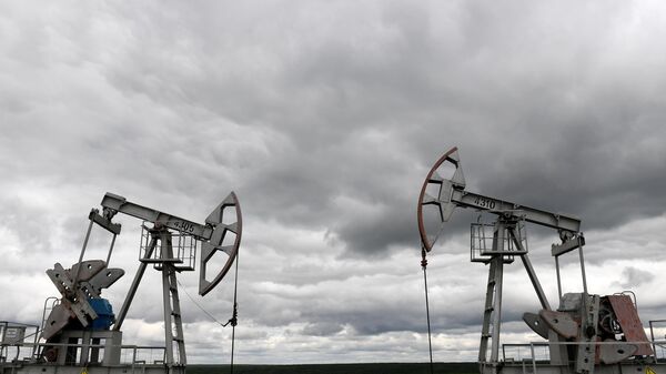 Нефть в обмен на "фантики": не пора ли России ограничить добычу