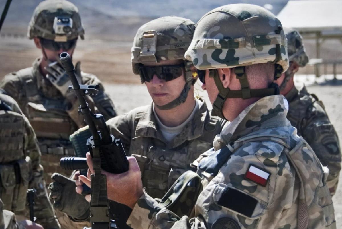 Брутер назвал два сценария участия Польши в ситуации на Украине