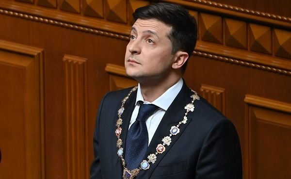 «Невзирая на холуйство»: Зе пошел лошадью и кинул Невзорова с гражданством