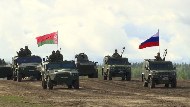 Лукашенко не исключил скорого ввода своих войск в соседнюю страну, чтобы не «оттяпали» Западную Украину