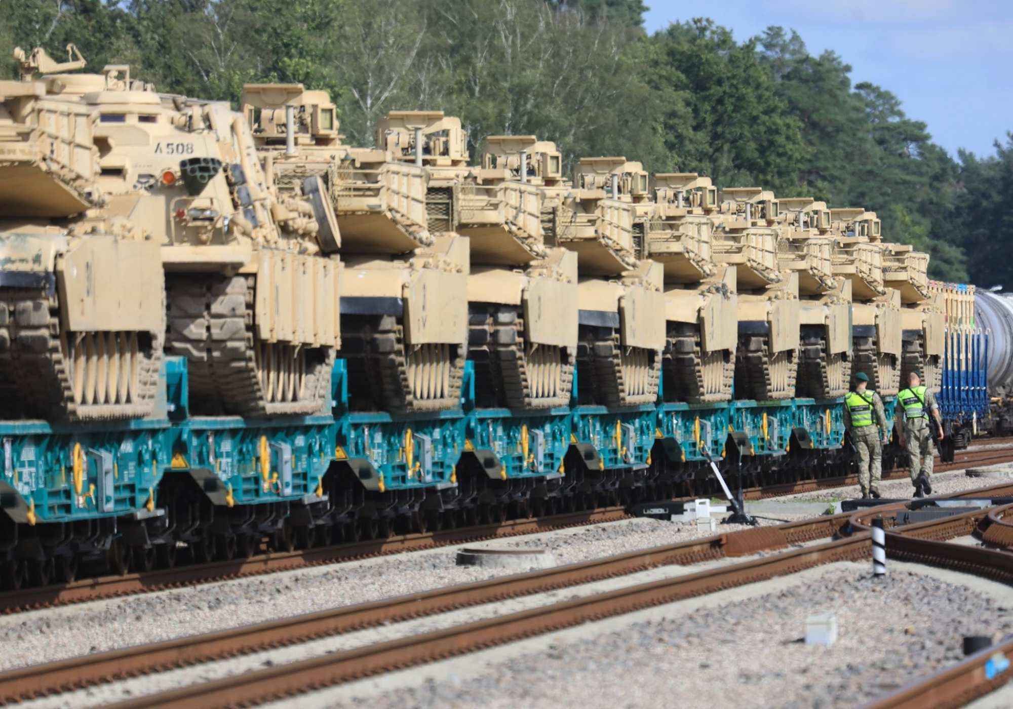 Запад договорился не поставлять Украине самолёты и танки, — Макрон