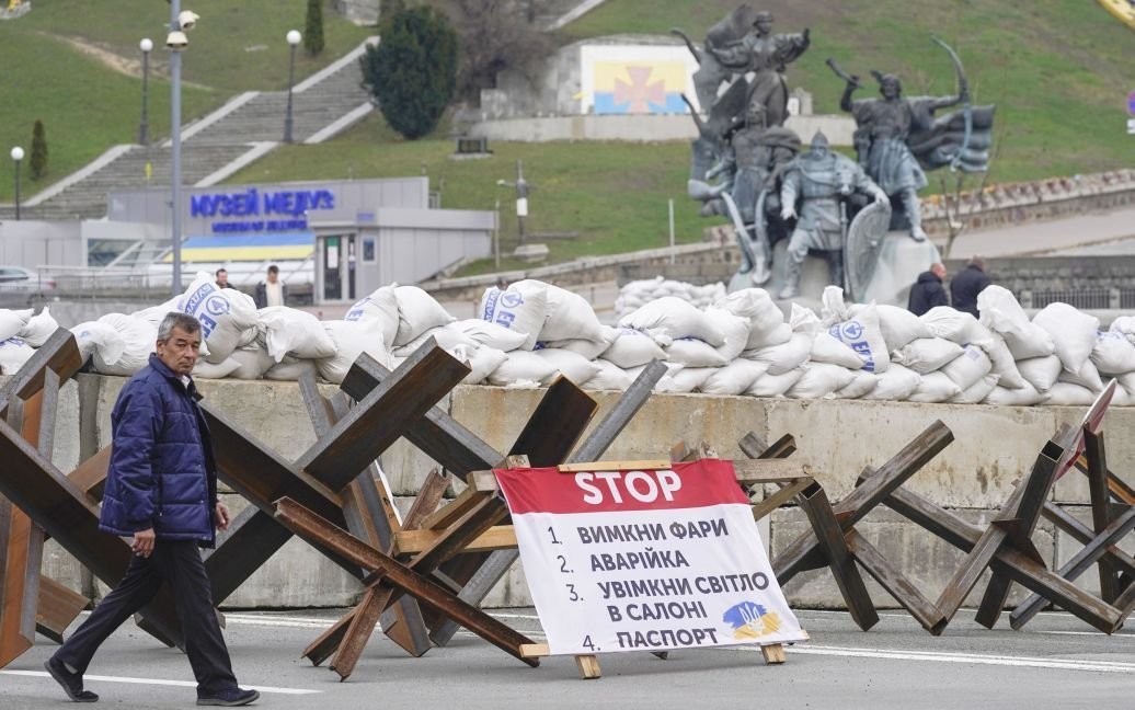 «Мирный» Киев: неубранные блок-посты, взрывы, пожары и ожидание «Железного купола»