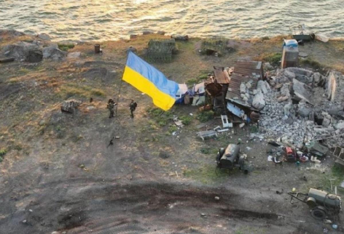 Военные ВСУ пнули свой флаг при попытке установки его на Змеином