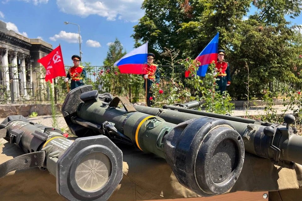 Жителям Лисичанска показали трофейную технику ВСУ