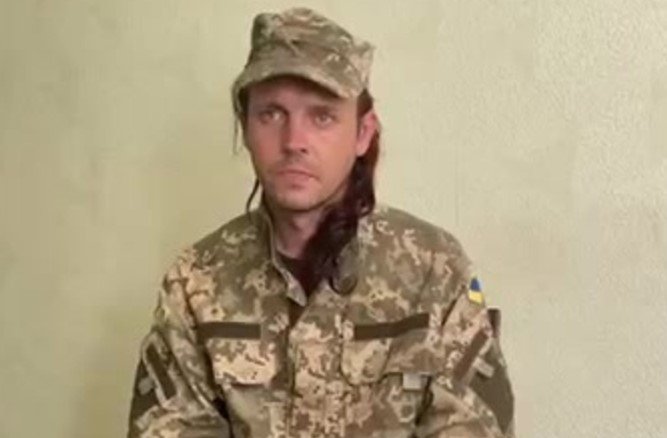 «Наряжаюсь девушкой, чтобы ублажить командира» – в плен попался «гей-герой» ВСУ