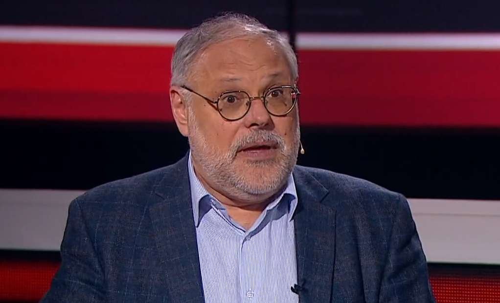 «Нужно быть готовыми»: Хазин объяснил, на что указывает цепь событий с уходом Джонсона и убийством Абэ