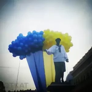 Приходится прятать технику от своих