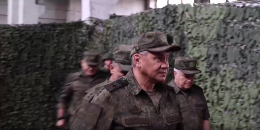 Шойгу поручил сбивать беспилотники над РФ и пресекать обстрелы