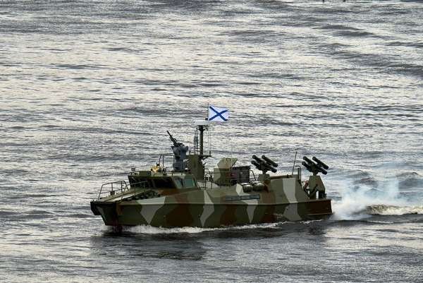 В Петербурге замечен корабль с защитой танка "Армата"