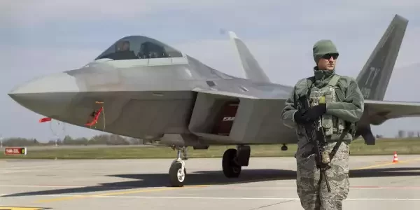 США грозят России из Польши: побьём вас старенькими F-22