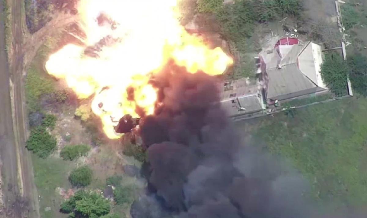 Военкоры опубликовали огненное видео с уничтожением замаскированных танков ВСУ