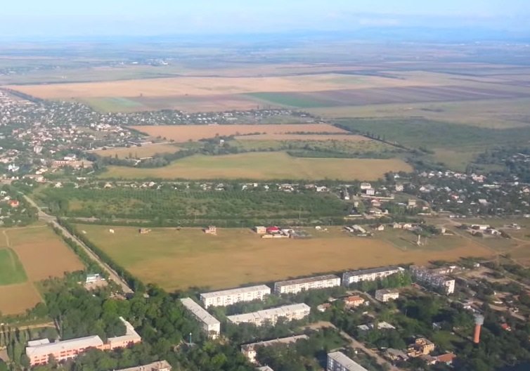 В Крыму близ военной авиабазы у поселка Гвардейское стоят клубы дыма