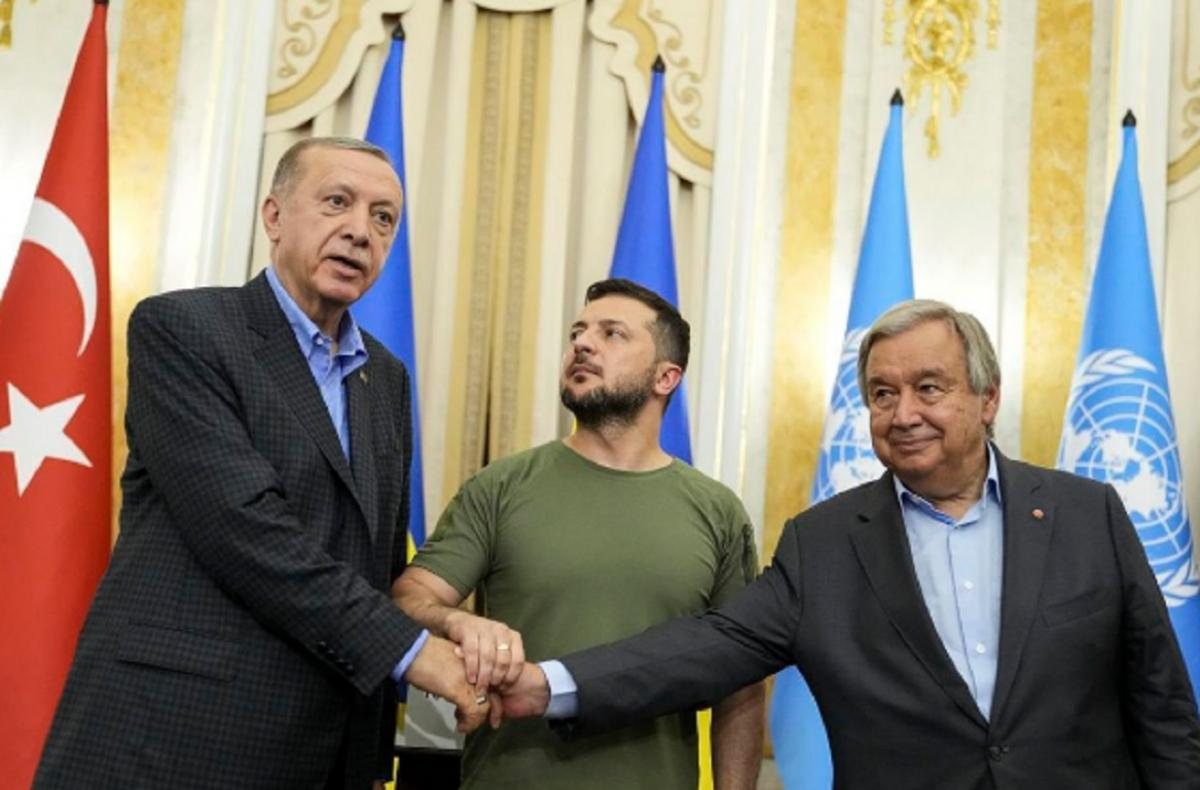 В России указали на странное рукопожатие Зеленского с Эрдоганом и Гутерришем