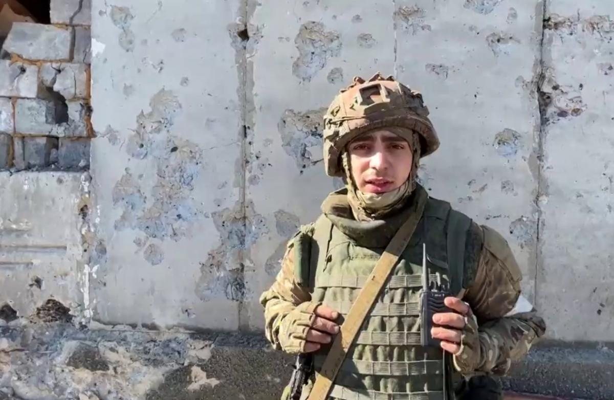 Боец «Сомали» призвал солдат ВСУ сдаваться, демонстрируя обугленные останки в Песках