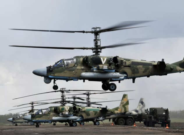 Ударные вертолеты Ка-52 и Ми-28 безостановочно жгут украинскую технику