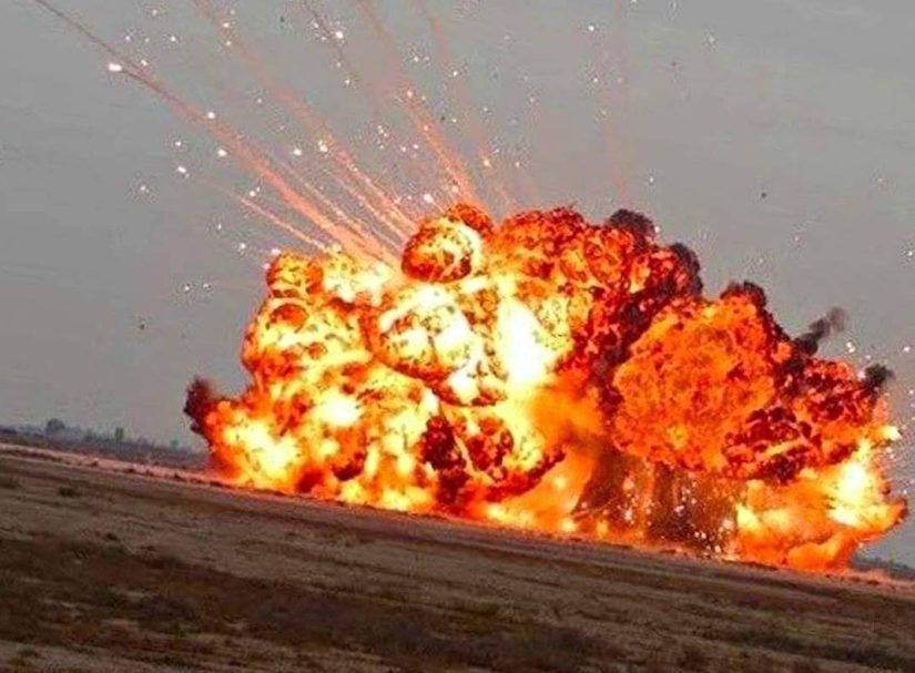 Удар армии России по военному заводу в Николаеве вынес БТР за забор