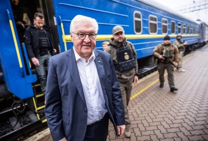 Пройдусь я по Бандеровской, сверну на Коновальца. Штайнмайер почтил нацистких холуёв и покаялся за всё