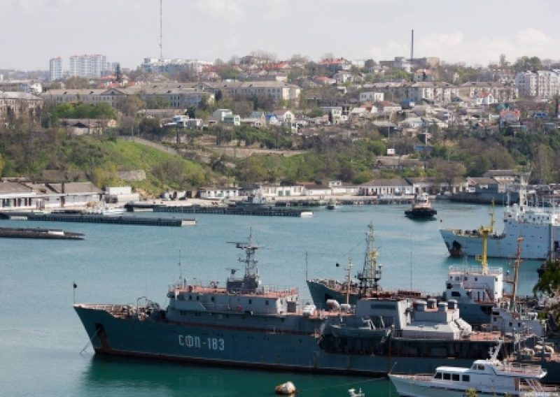 Украинские БПЛА били по бухте Севастополя пять часов подряд