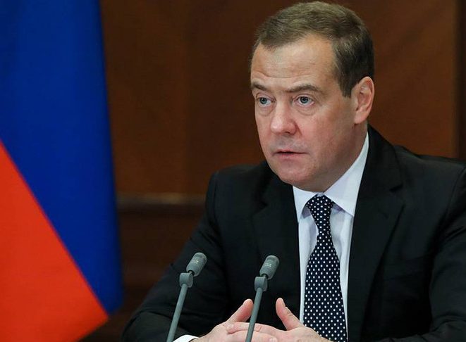 Медведев пожелал Маску удачи в преодолении диктата в «Твиттере»