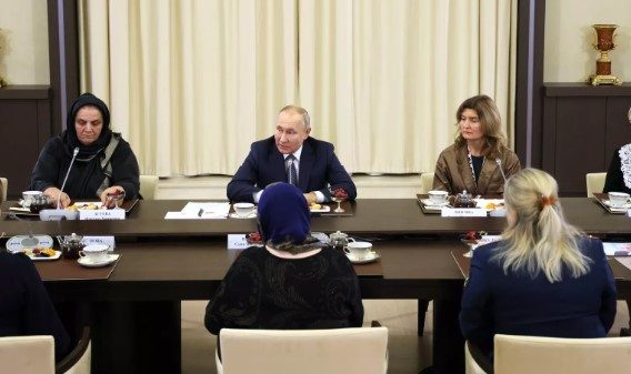 Путин лично звонит солдатам на фронт