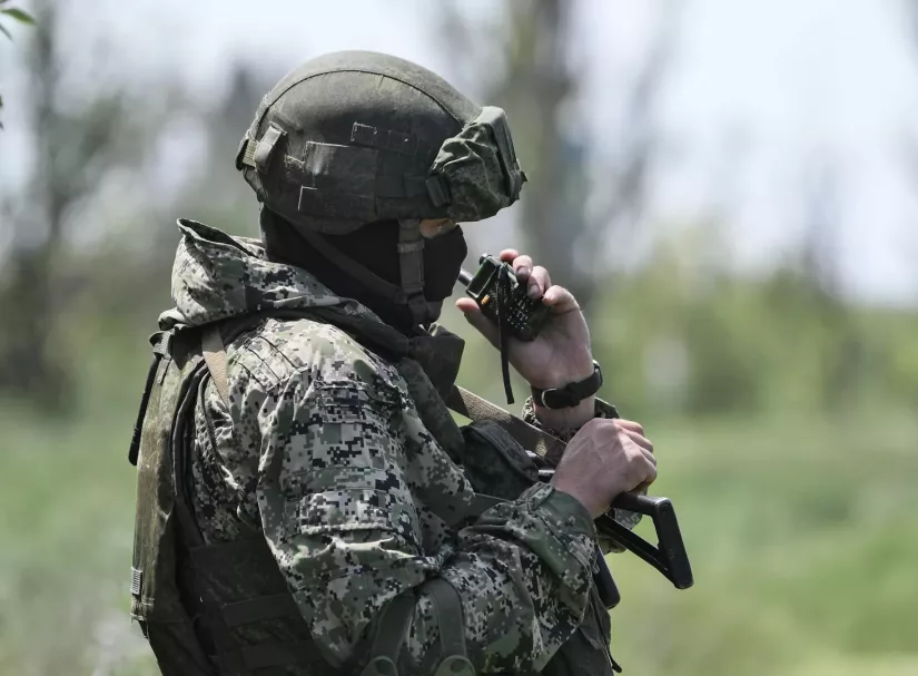 Российский военный дважды отбросил прилетающие к нему гранаты ВСУ