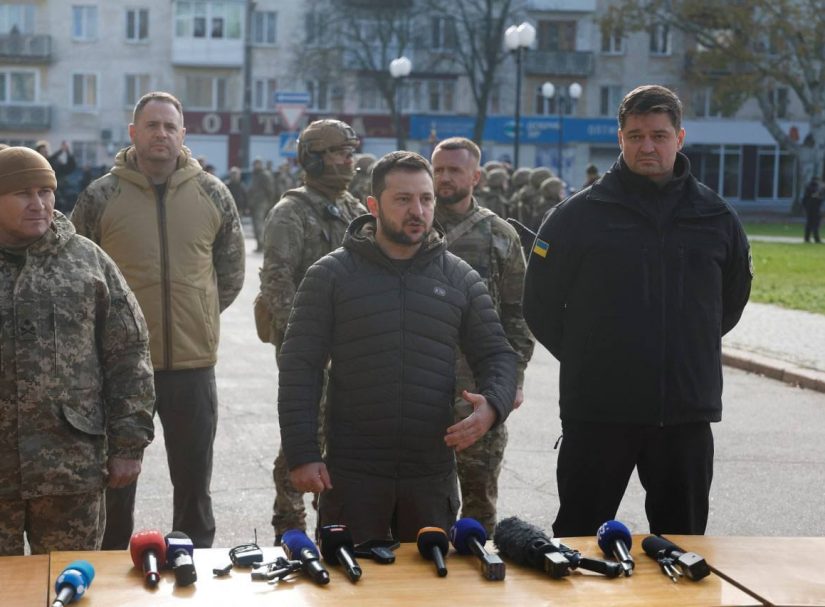 Зеленский посетил Херсон и завил, что Украина готова к миру