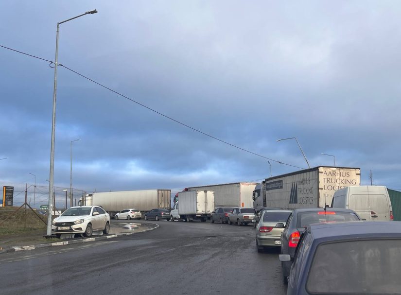 Таможня ликвидирована, но ехать по сухопутному коридору в Крым рекомендуют не всем