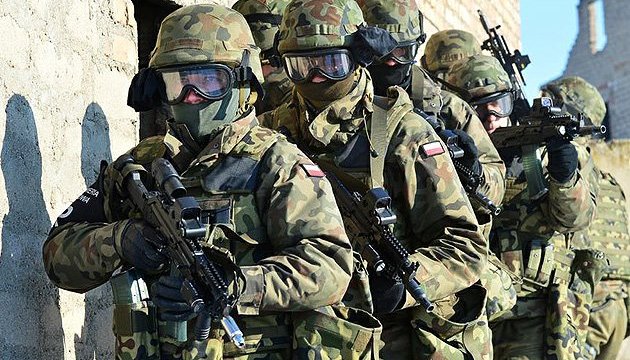 Зачем Польша готовит отправку сотен тысяч военных на Украину