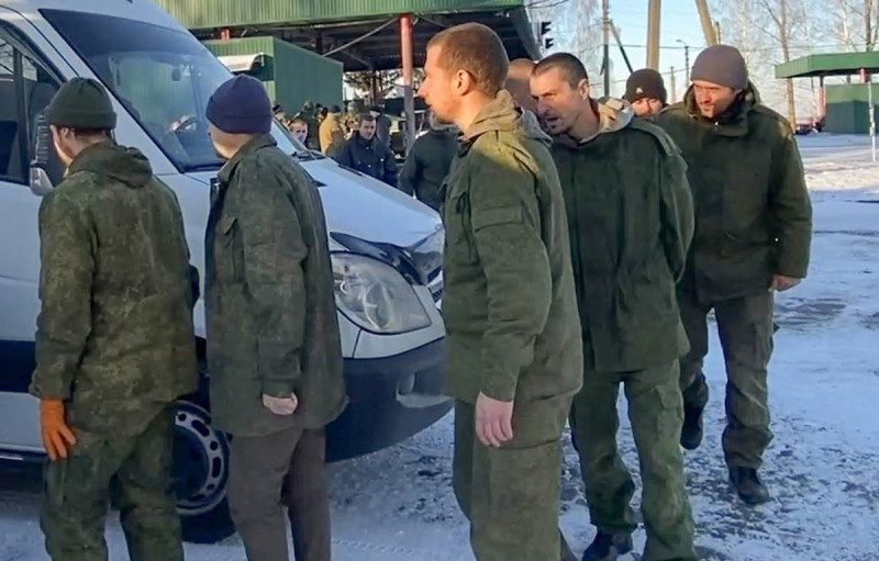 Нацисты рассылают родственникам российских пленных видеозаписи пыток, требуя выкуп