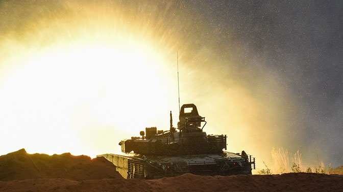 Стрельба из-за горизонта: танк уничтожает бронетехнику ВСУ на фронте у Сватово-Кременной (ВИДЕО)