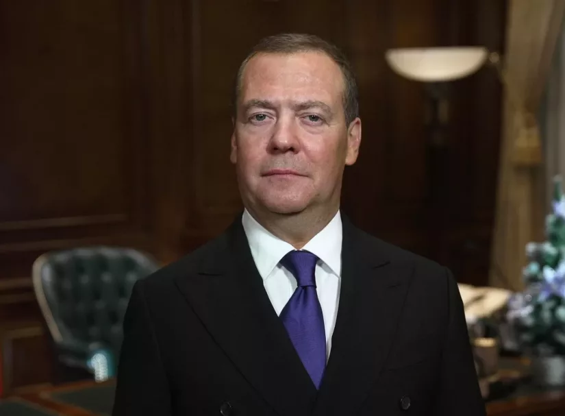 Медведев напомнил о правилах военного времени в отношении предателей