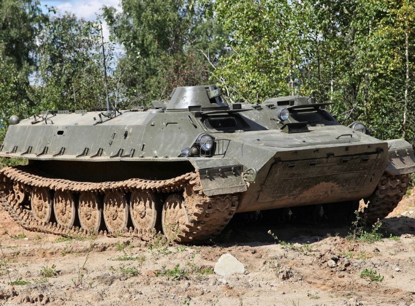 «Шокирующая тактика русских»: Полное видео атаки начиненной взрывчаткой МТ-ЛБ на позиции ВСУ на фронте у Сватово