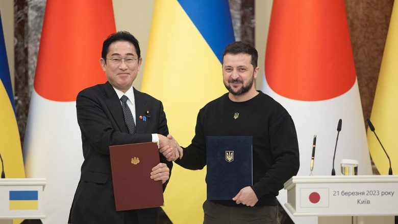 Премьер Японии в Киеве помог скорее России