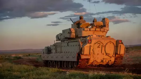 ВСУ "подарили" русским американский БТР. Экипаж убежать не успел