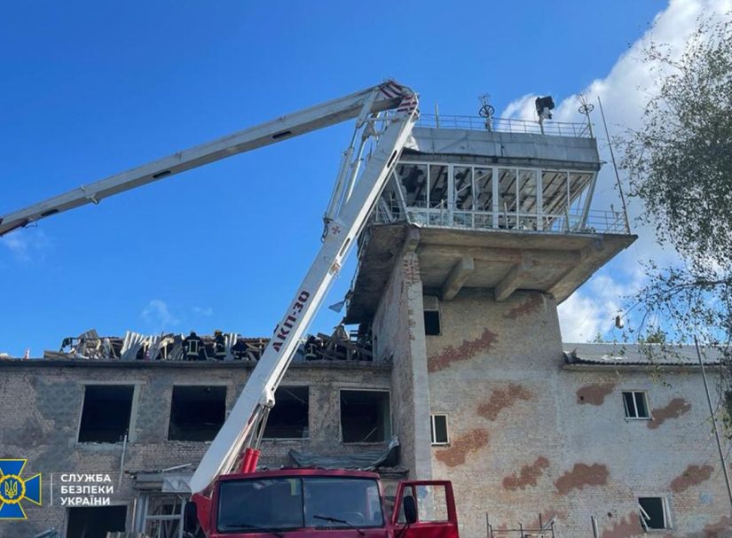 Вместо истребителей - развалины: На Украине показали, что стало с аэродромом после удара России