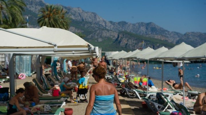 Польские "гусары" атаковали русских: Война развернулась в барах и на пляжах Турции