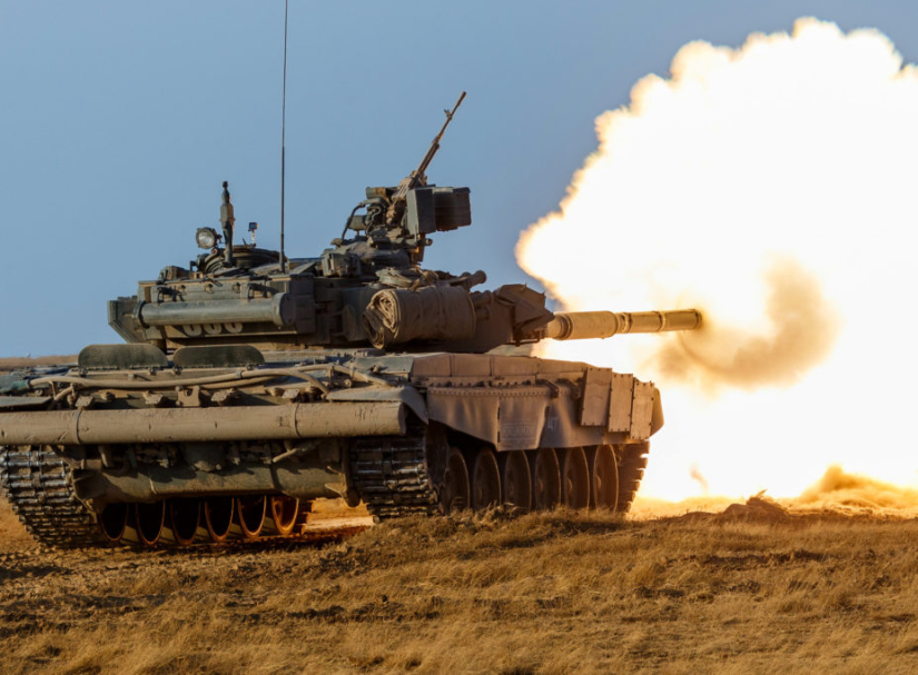 Закрывшиеся в подбитом танке бойцы ВС РФ в течение десяти часов отстреливались от ВСУ