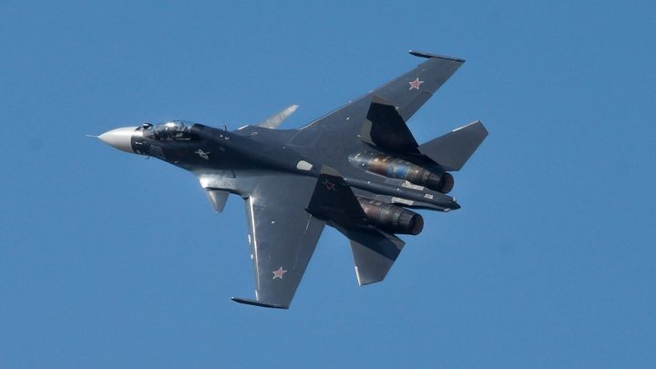 Русский Су-35 столкнулся в небе с украинским истребителем. Минобороны показало видео воздушного боя