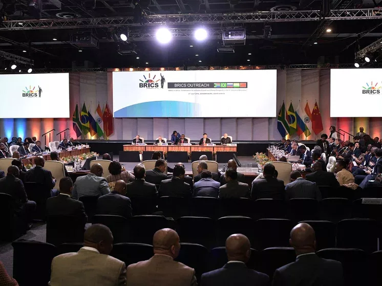 Десятки стран захотели в БРИКС: чем их привлекли Россия и Китай