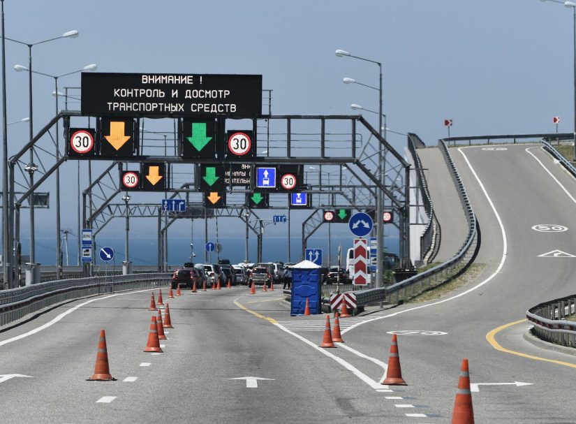 СМИ сообщили о взрывах в районе Керченского моста