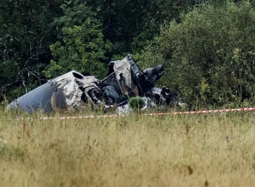 На месте крушения самолета Пригожина работают следователи и взрывотехники