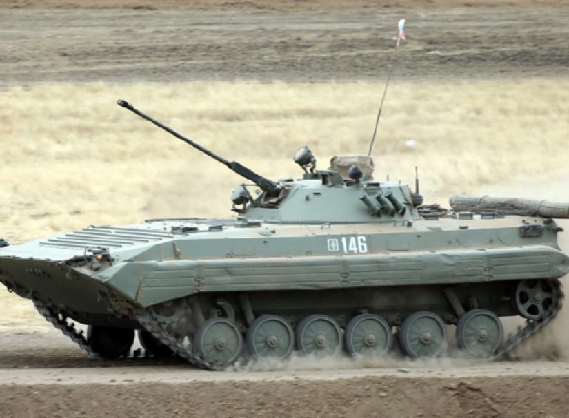 Большие учения: под Оренбургом боевые машины отработали проезд по минному полю