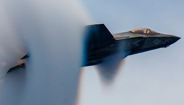 Новейший F-35 чуть было не улетел в Китай на автопилоте. "Невидимый" истребитель пропал со всех радаров США