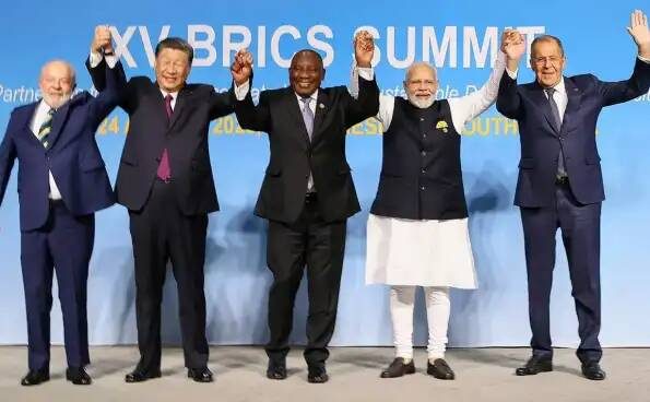 "Отрезали со всех сторон": Решение БРИКС обернулось кошмаром для Британии. Англичане не знают, куда деваться