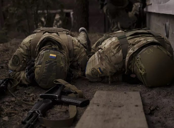 Под прицелом русских: Украинские военные начали массово сдаваться в плен после "мясорубки"