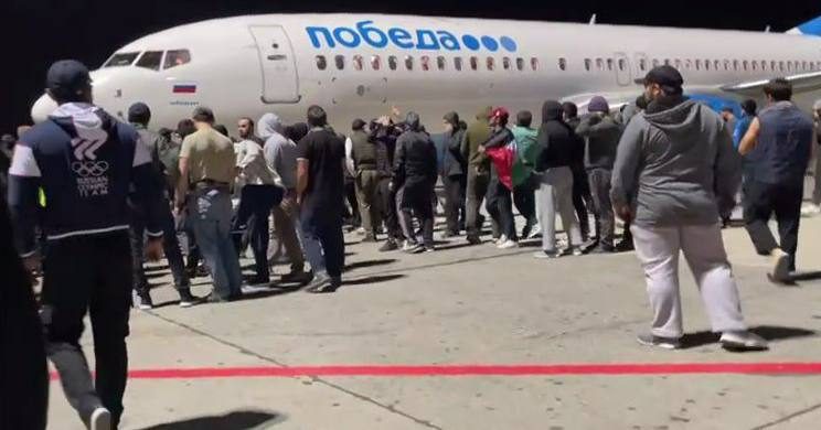 Толпа парализовала работу махачкалинского аэропорта после прибытия рейса из Израиля