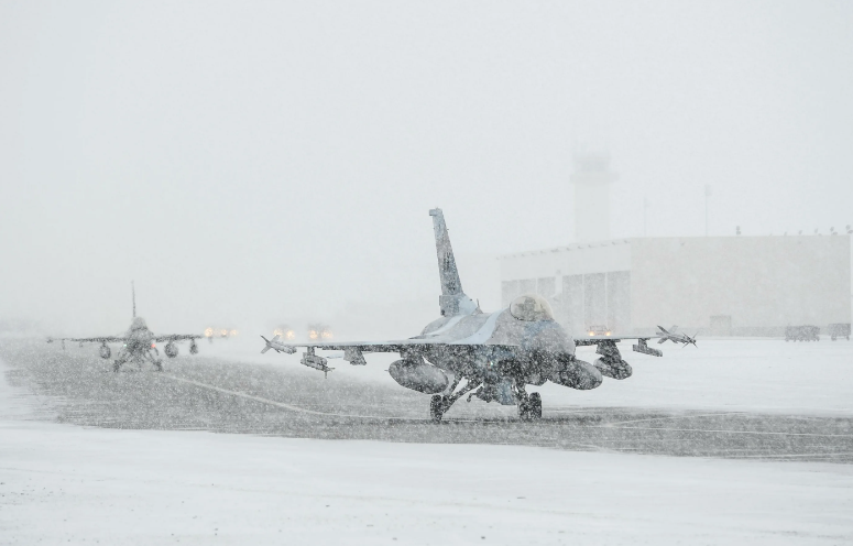 Русским асам пора "трястись"? F-16 в ангарах и уже летают. Дерзкий план НАТО в действии