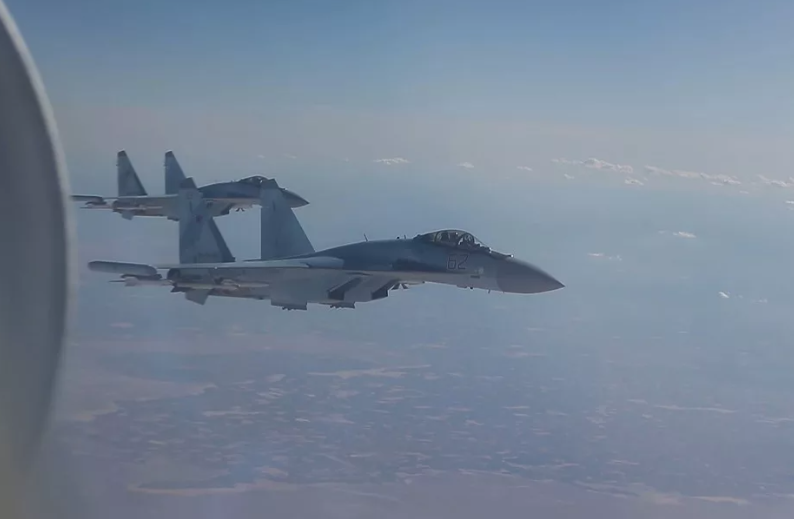 Макрон решил потягаться с воздушным кортежем Путина. Су-35С "приземлил" французский Rafale у всех на глазах